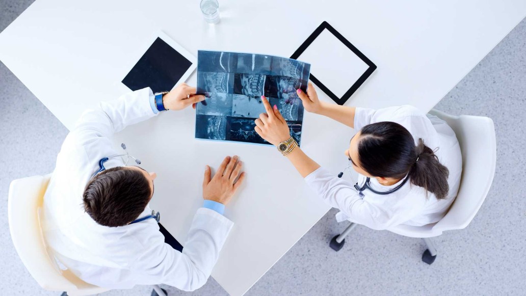 Orthopedic Surgeon vs. Neurosurgeon Which is Right for You? JLMD